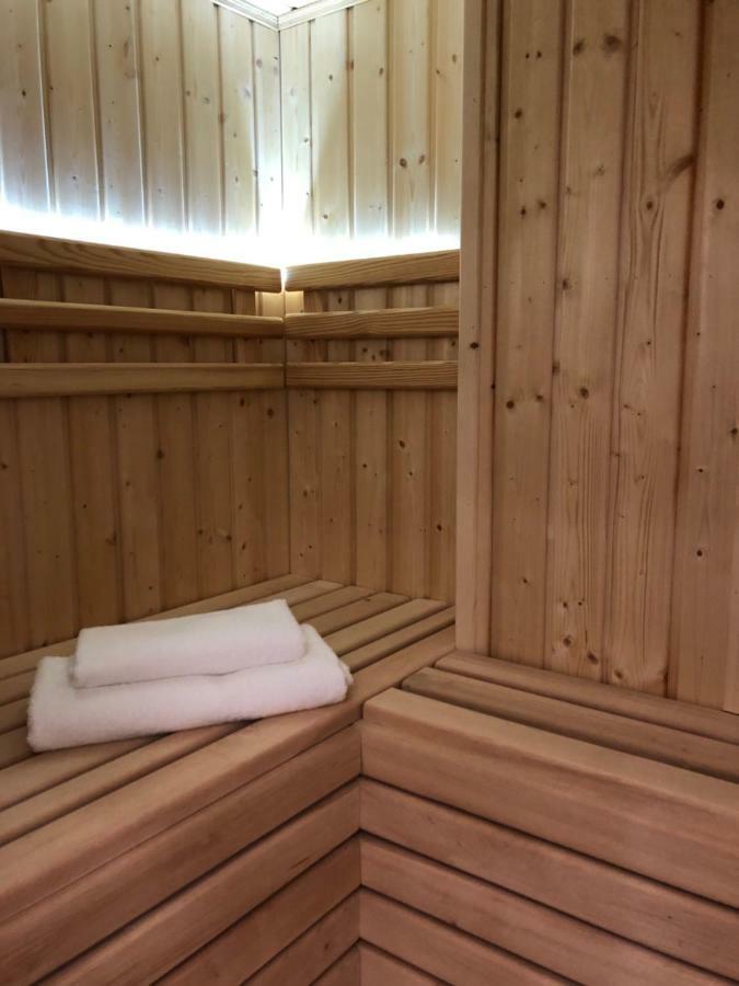 Family Sauna Apartments: Downtown Plac Wolnosci with 5 Bedrooms Kielce Exterior photo