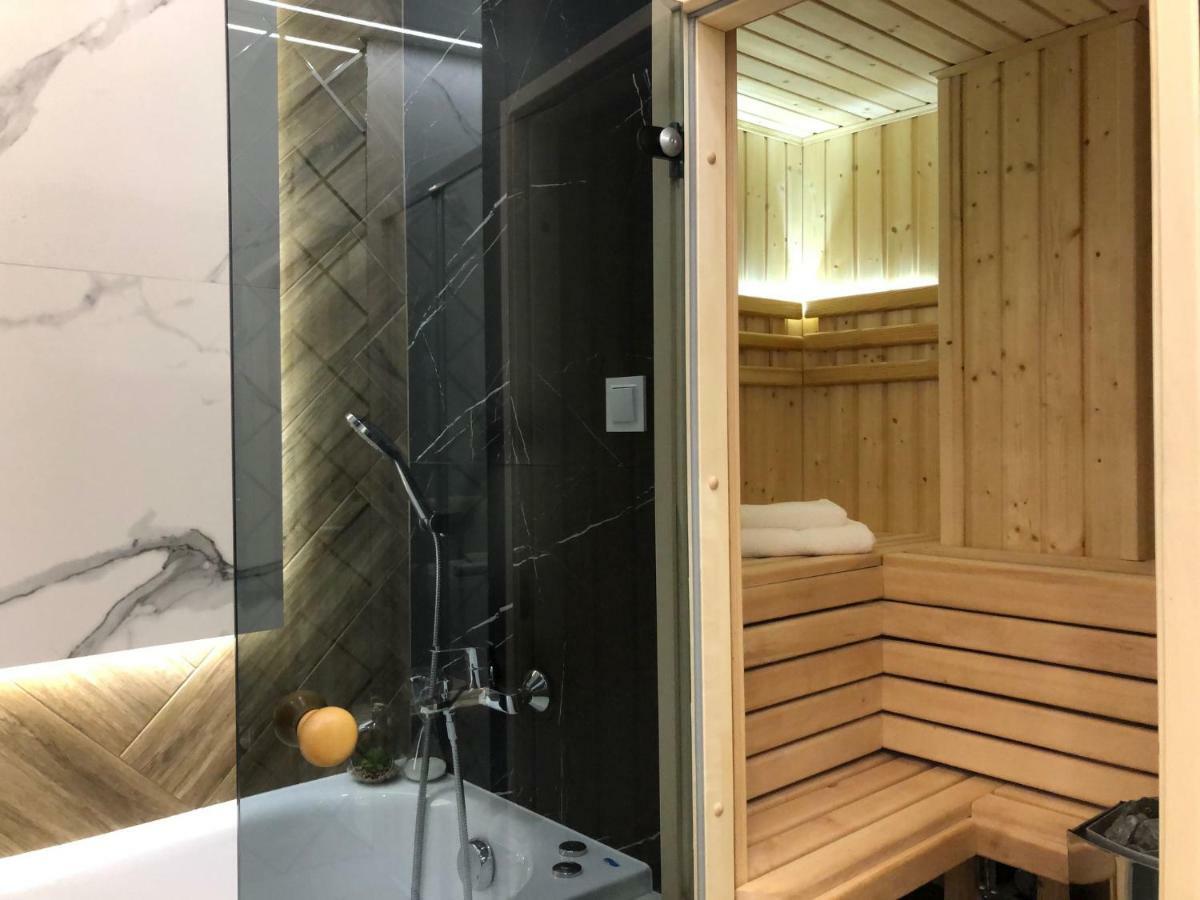 Family Sauna Apartments: Downtown Plac Wolnosci with 5 Bedrooms Kielce Exterior photo