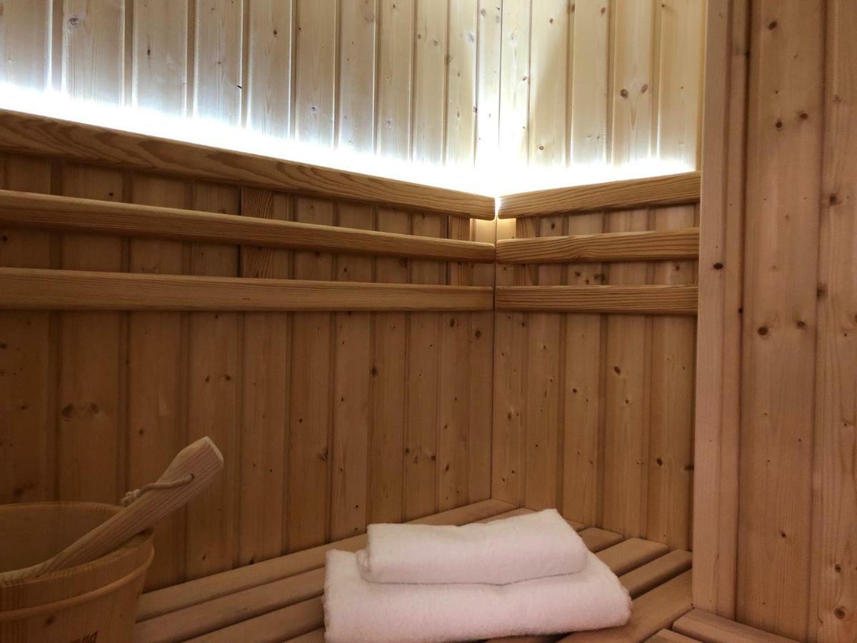 Family Sauna Apartments: Downtown Plac Wolnosci with 5 Bedrooms Kielce Exterior photo